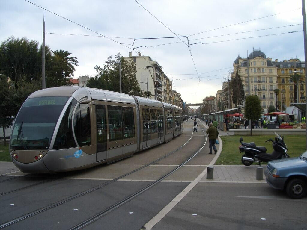 Location local commercial 400m² proche tram à Nice