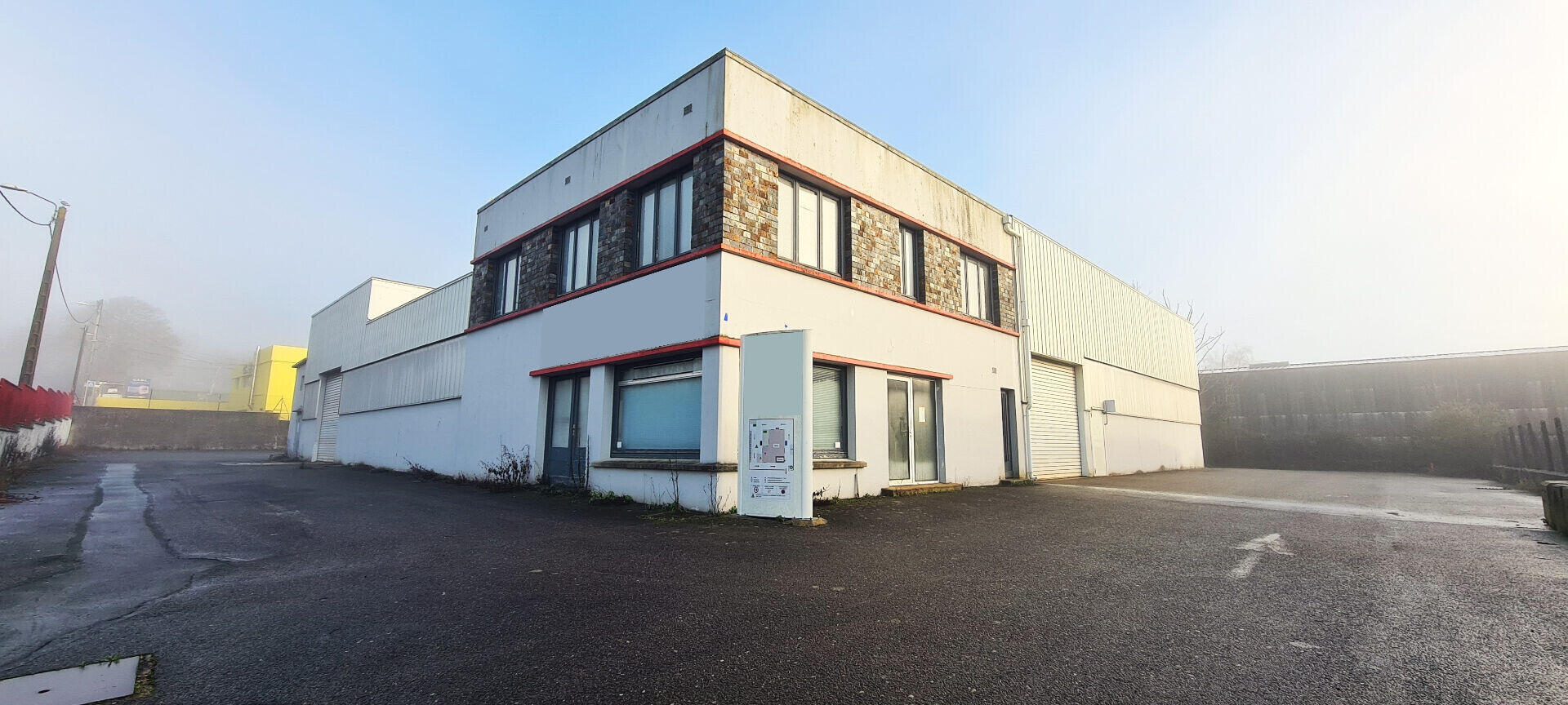 A louer local industriel bureaux 950m² à Quimper 