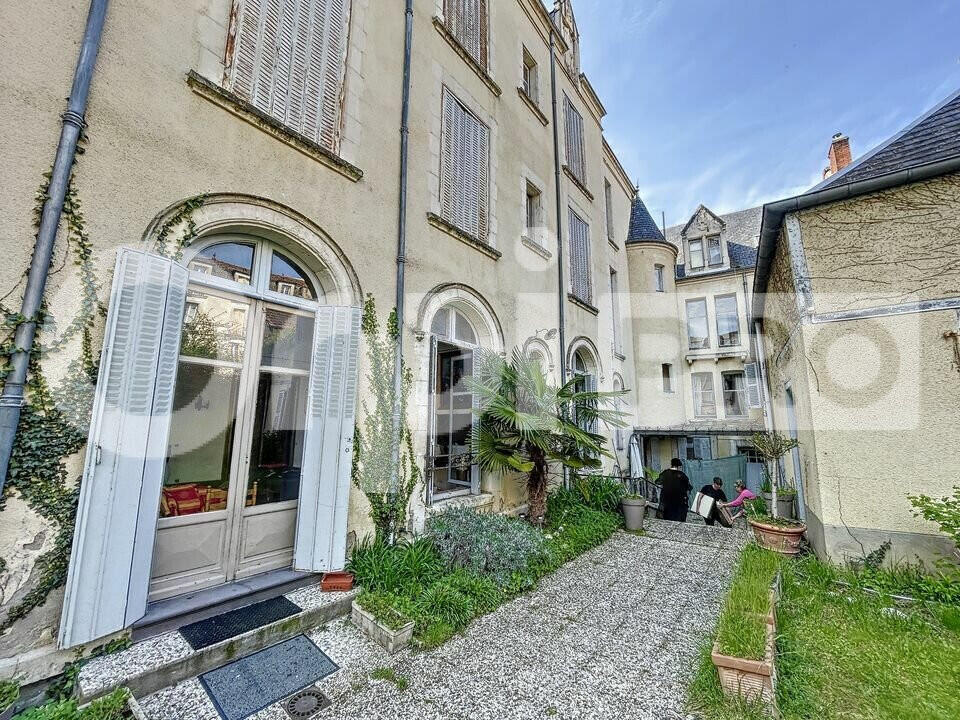 A vendre ancien hôtel à Néris-Les-Bains