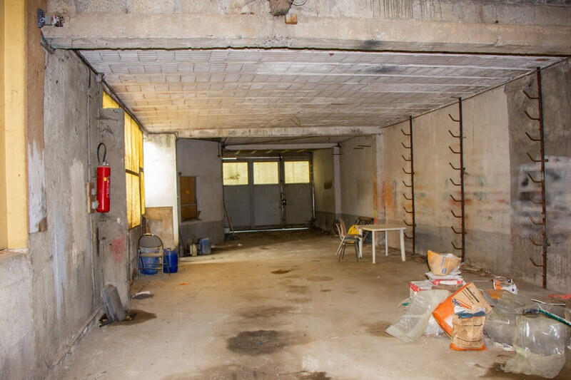 Garage spacieux avec bureaux à vendre à Lacaune