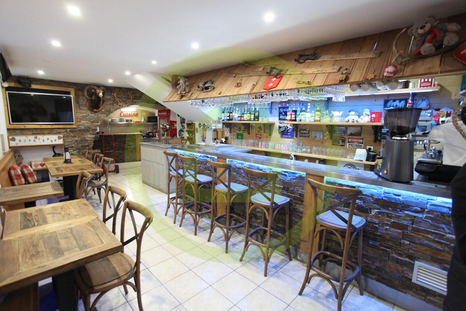 Vend bar-restaurant à Saint-Etienne de Tinée
