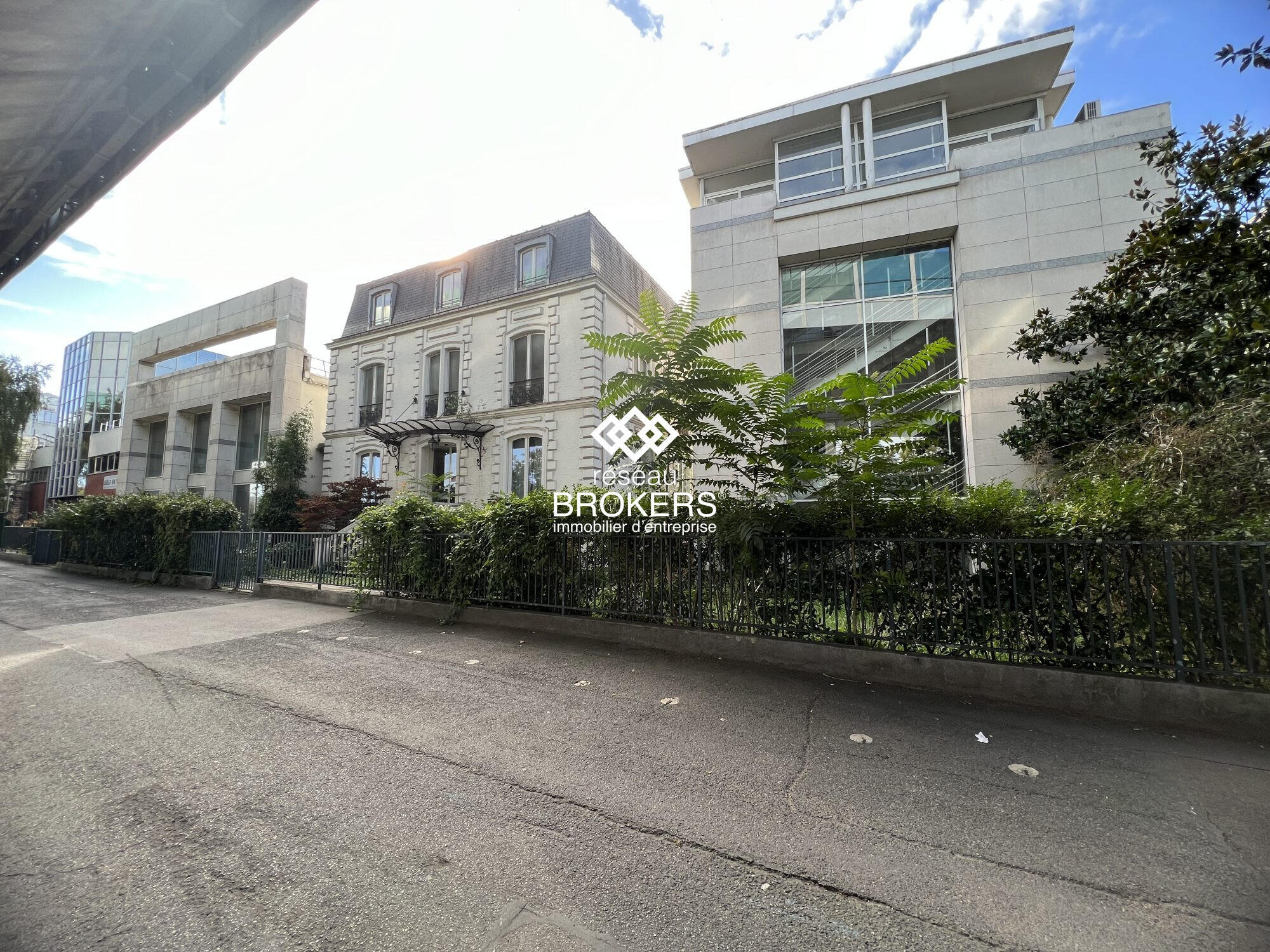 3 bâtiments connectés à vendre à Saint-Cloud
