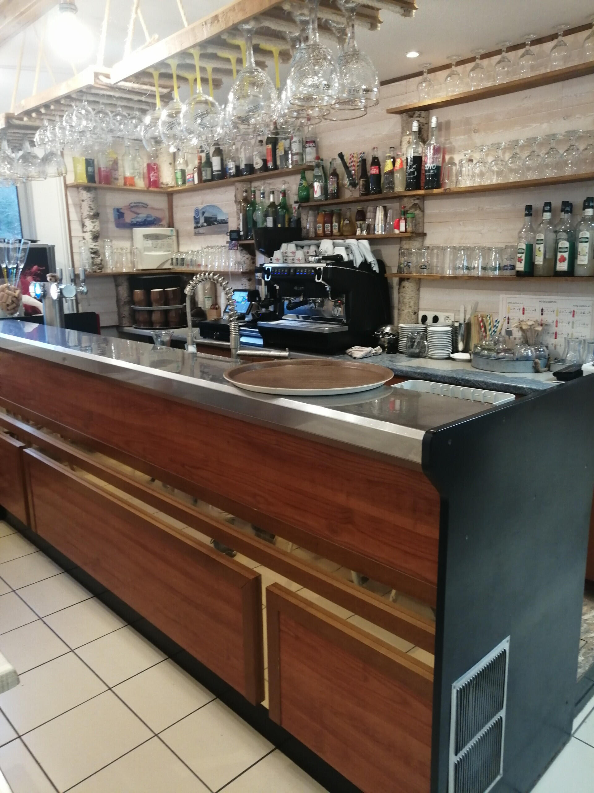 Vend bar restaurant terrasse multiservices à Argis