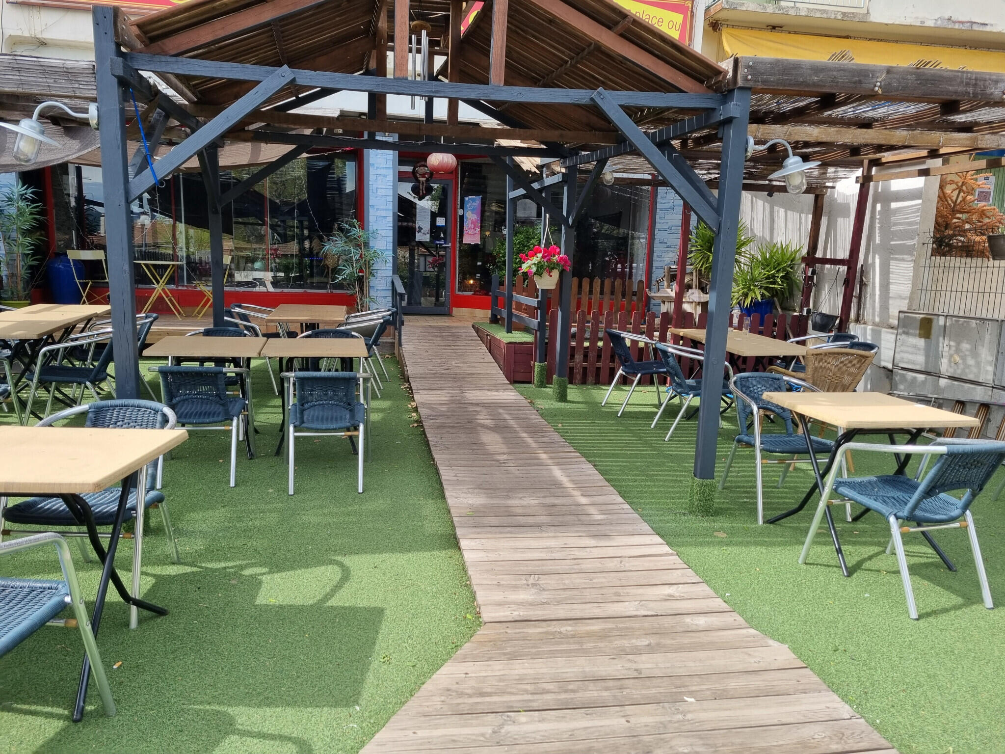 AV restaurant avec terrasse et appart sur Sisteron